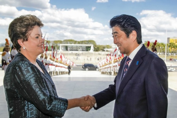 １日午前、安倍首相を首都ブラジリアの大統領府に迎え入れ、入口で固い握手を交わすジウマ大統領(Foto: Roberto Stuckert）