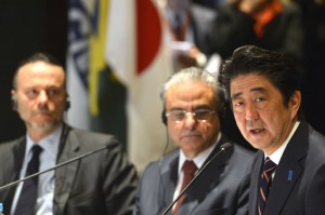 １日、ブラジリアで「日伯戦略的経済パートナーシップ賢人会議」に臨んだ安倍首相。左端が社会経済開発銀行（ＢＮＤＥＳ）のルシアーノ・コウチーニョ総裁。中央がロブソン・ブラガ・デ・アンドラデ全国工業連盟（ＣＮＩ）会長（Foto: José Paulo Lacerda/ CNI）