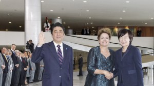 １日午前、大統領府で安倍首相夫妻を受け入れ、首相の横で昭恵首相夫人と握手するジウマ大統領（Foto: Roberto Stuckert Filho/PR）