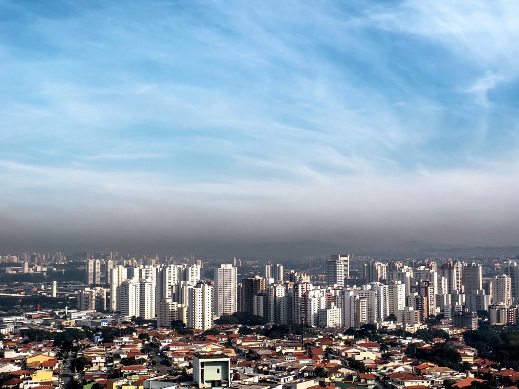早朝でも地上付近の大気は埃などでよどんでいる聖市（Rafael Neddermeyer/ Fotos Públicas）