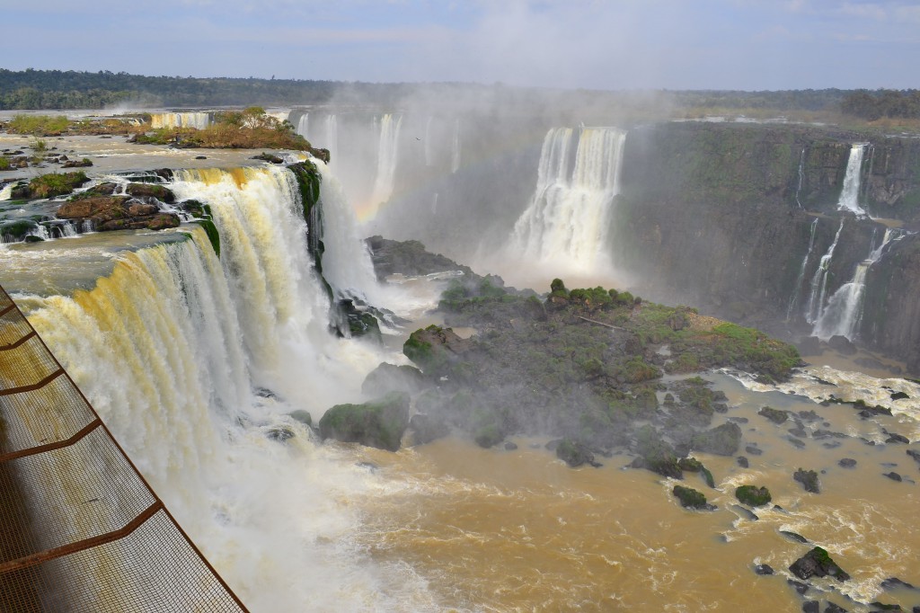 流水量が半分以下に減少し滝つぼの岩も見えているイグアスの滝（Cataratas do Iguaçu S.A）