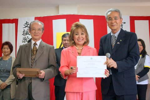 記念撮影する（左から）ＮＡＫの北川朗久名誉会長、北川会長、援協の菊地義治会長