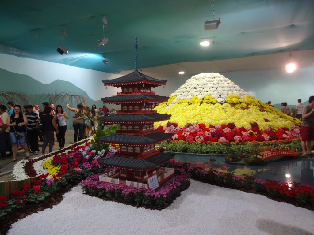 展示会場にそびえ立つ、花で作られた富士山