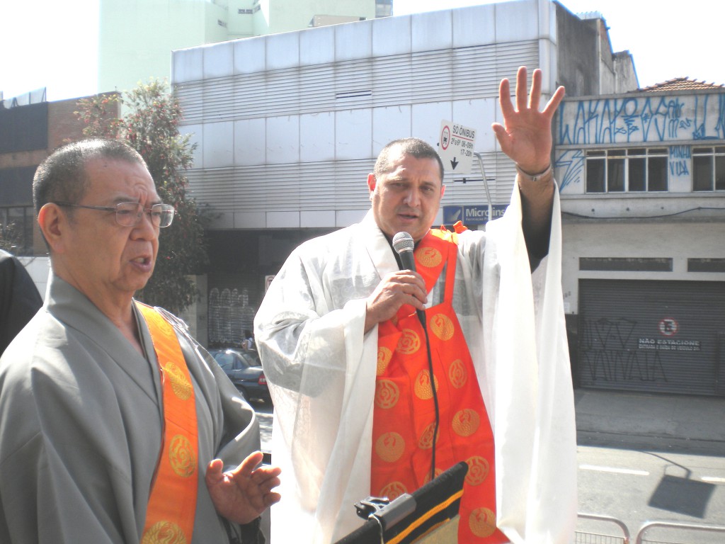 音響車の上から沿道に話しかけるコレイア教区長（右）、手前が木村宗務総長