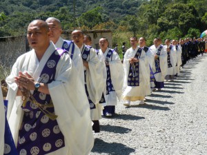 敷設会場まで行進する青年教務の皆さん