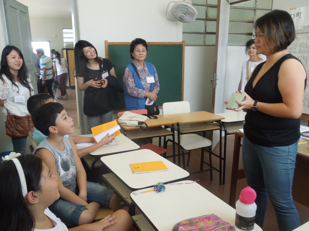 タグアチンガ校の授業を見学する参加者