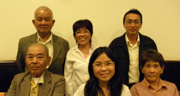 寛和、幸美、千代子さん（下段左から）、山田会長、両親の渡部ルリ子、善美さん（上段左から）