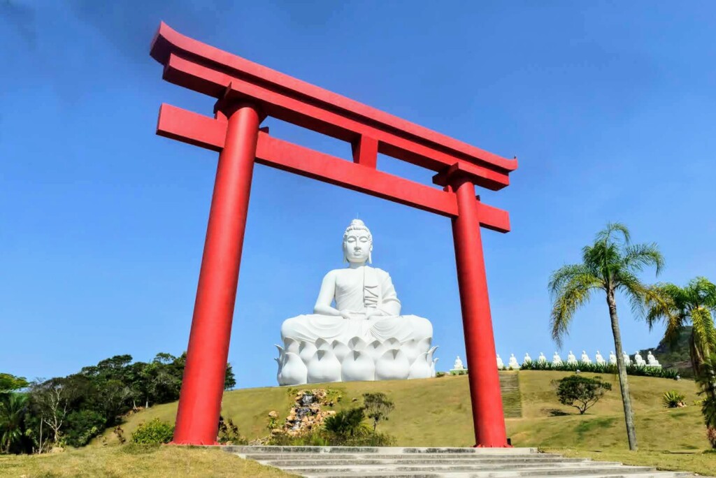 仏教の仏像と神道の鳥居という有る意味ブラジルらしい佇まい（禅光提供写真。撮影＝Vitor Nogueira）