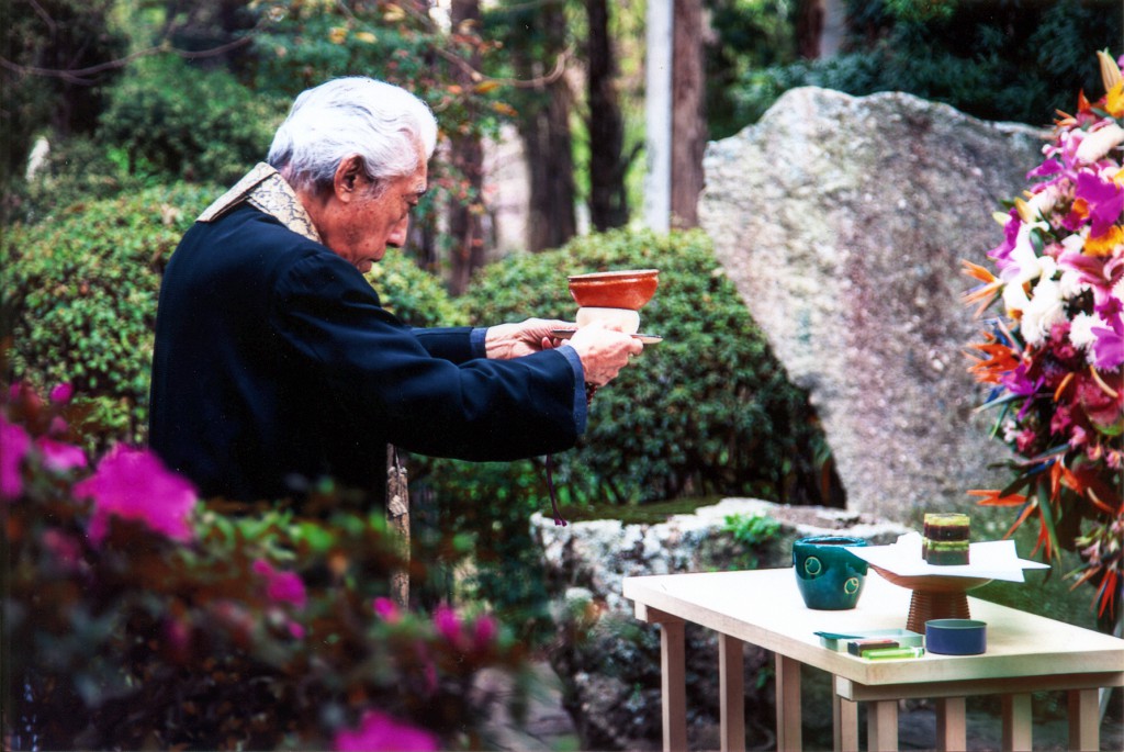 ８月２９日午後１時、イビラプエラ公園内慰霊碑を訪れ、献茶を行った