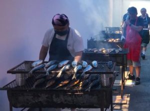 焼きにしんの煙が立ち込める調理場