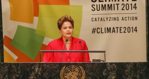 気候サミットで演説中のジウマ大統領（Roberto Stuckert Filho/PR）