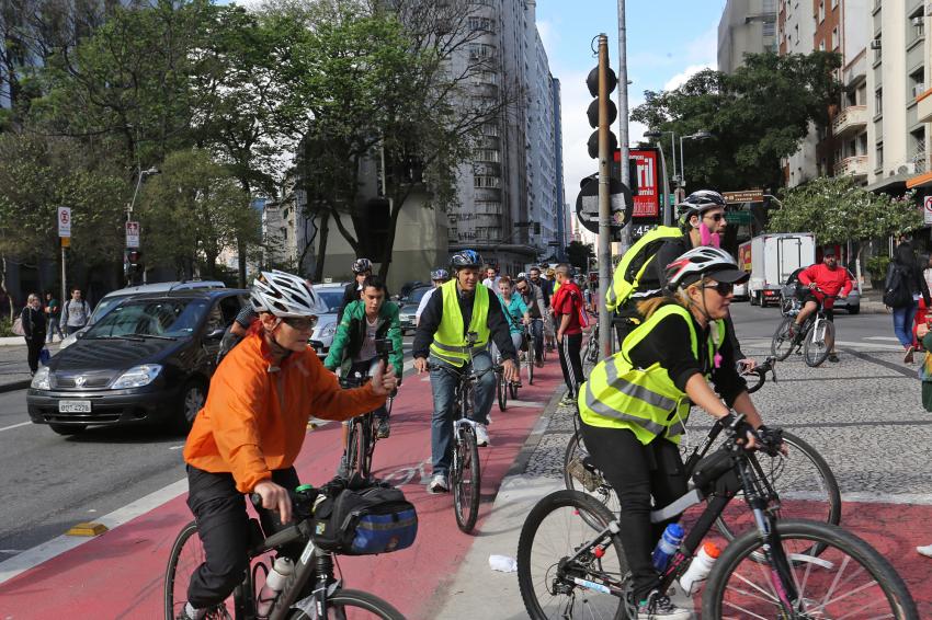 リベルダーデ大通りの専用道を走る自転車愛好者たち（Fábio Arantes/Secom）