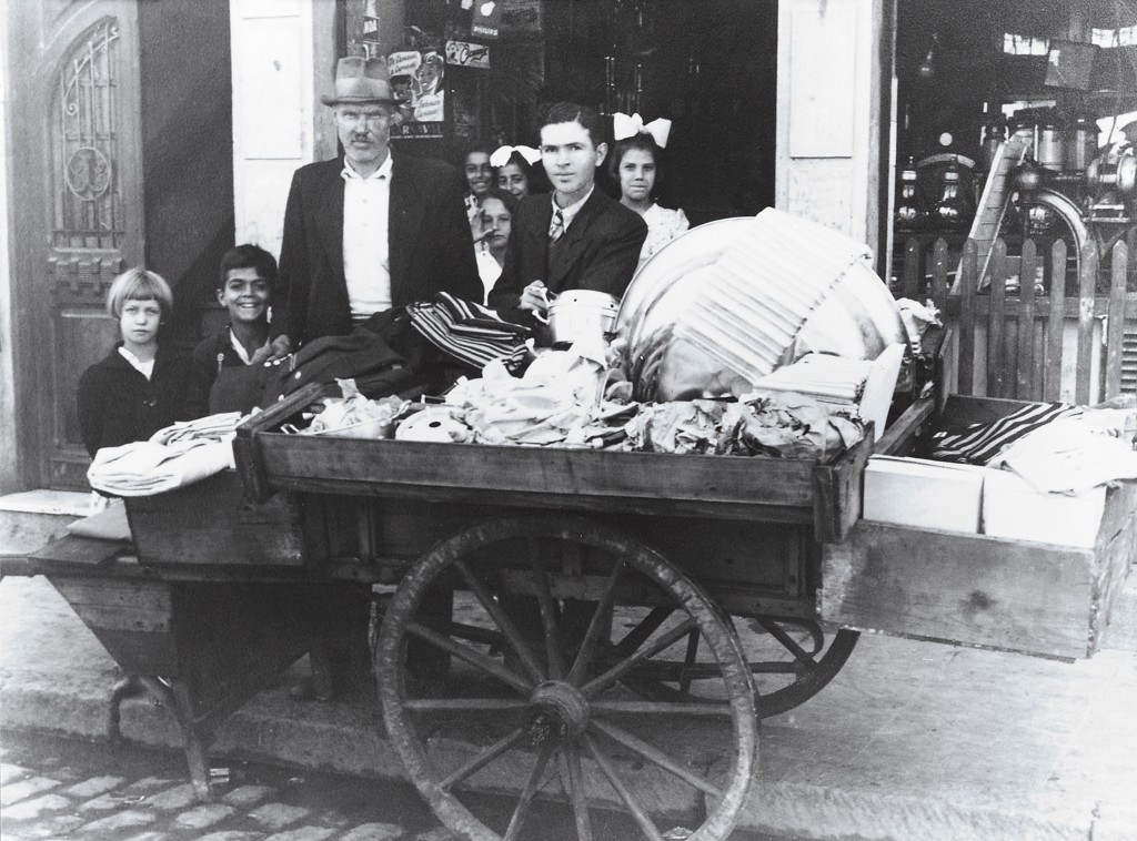 1930年頃のユダヤ人マスカッテ一家（旅商人、写真提供foto＝Casa de Guilherme de Almeida）