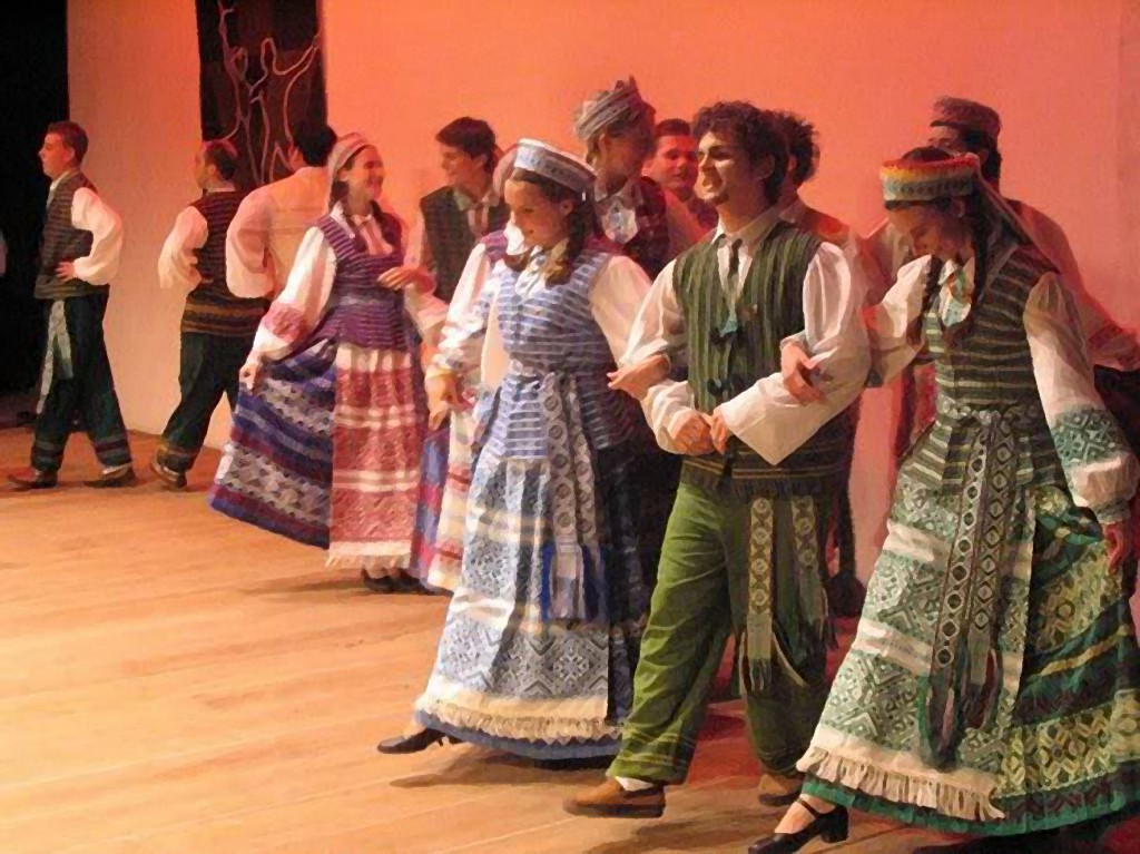 リトアニア人の民族舞踊（写真提供foto＝Casa de Guilherme de Almeida）