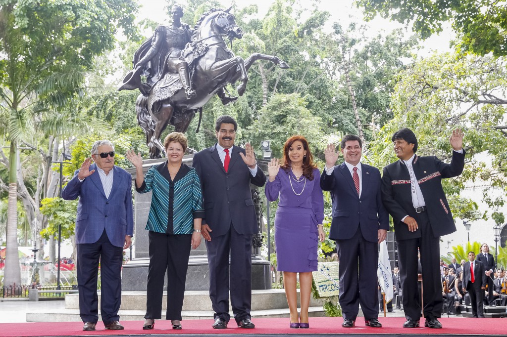 第46回メルコスル首脳会議で記念撮影する各国大統領《ヴェネズエラの首都カラカス、７月29日（Foto: Roberto Stuckert Filho/PR）》
