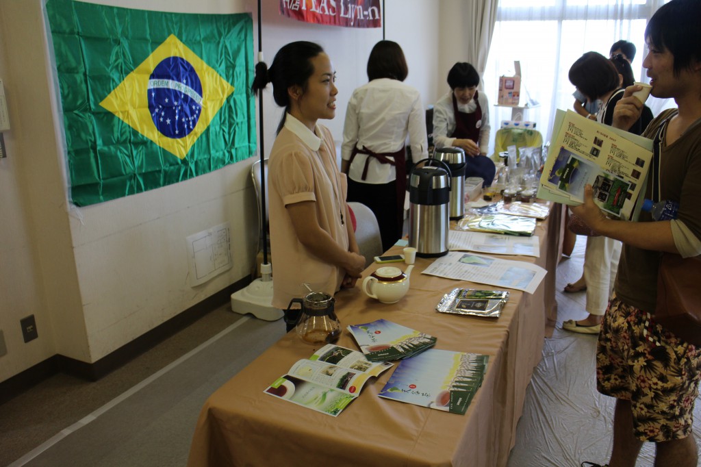 来場者にブラジルや天谷茶の説明をする影山アネッテさん（主催者提供）