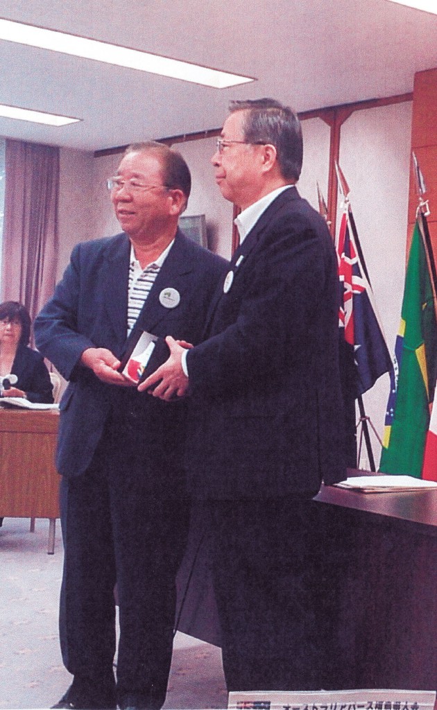 佐藤雄平知事から記念品を受け取る永山会長（県人会提供）