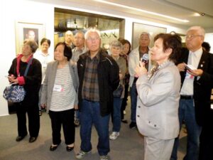 ペルー移住史料館で説明を受ける参加者