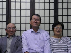 来社した村田会長補佐、前田会長夫妻（左から）