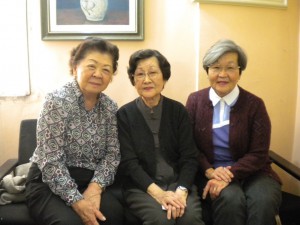 （左から）倉持会長、佐藤副会長、桜井さん