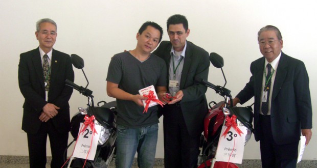 ホンダ社のエクリデス・デ・パウラ・アラウジョさんからオートバイを受け取るアンドレさん