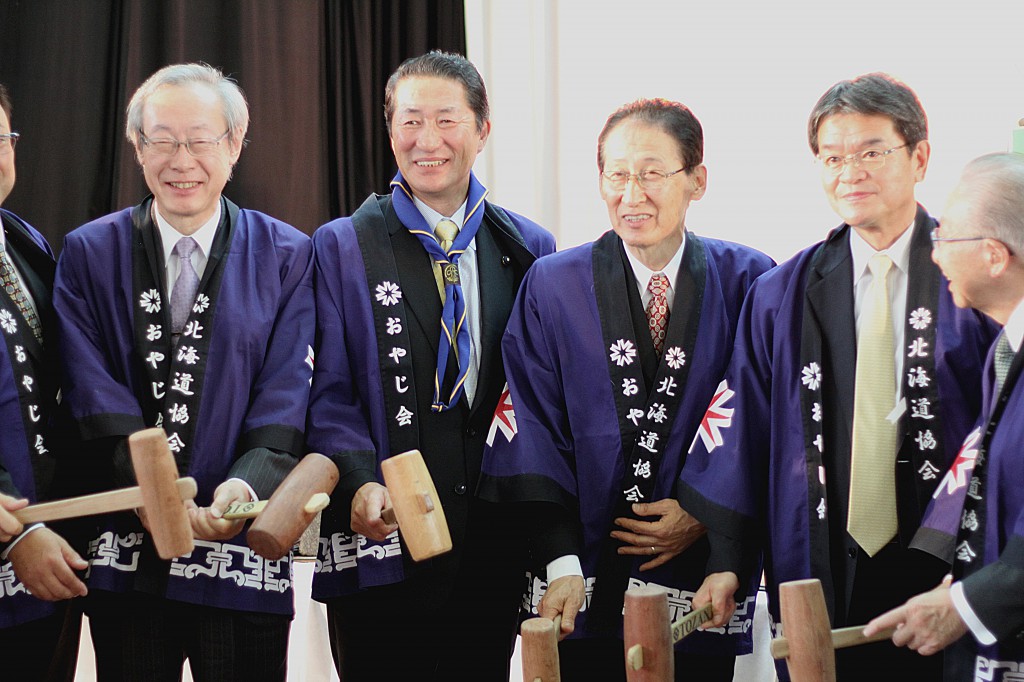 鏡割りで笑顔を見せる（左から）北海道国際交流・協力総合センター佐藤会長、加藤議会議長、北海道協会の大沼会長、高井副知事