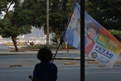 リオの街角に経つ選挙運動員