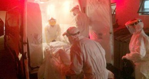 飛行機でリオに搬送されるエボラ出血熱感染の疑われる患者（Vanderlei Faria/SECOM Cascavel-Pr）