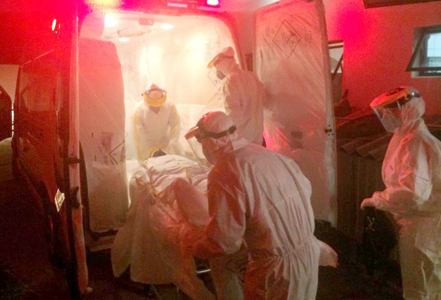飛行機でリオに搬送されるエボラ出血熱感染の疑われる患者（Vanderlei Faria/SECOM Cascavel-Pr）