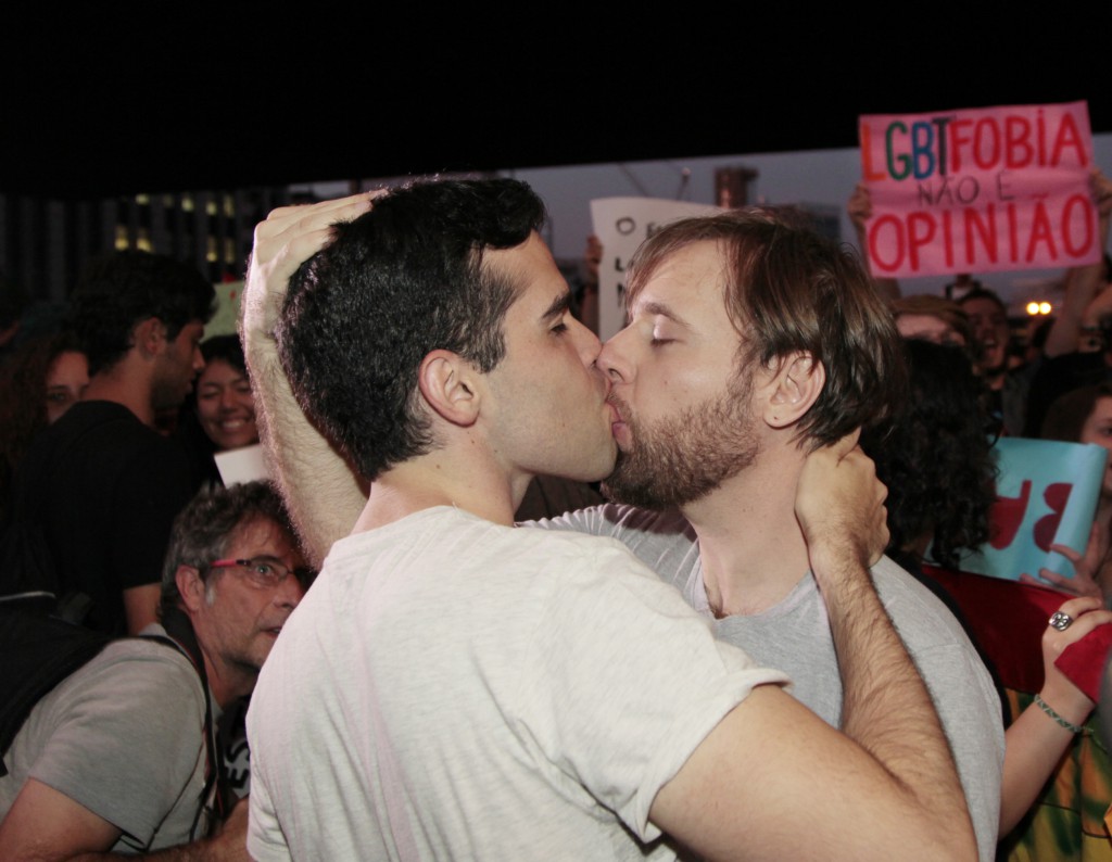 抗議の意味でキスを交わす同性愛者（Oswaldo Corneti/Fotos Públicas）