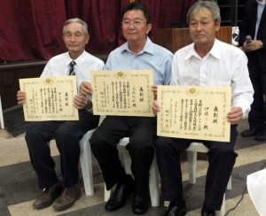 在外公館長表彰を受けた3人（左から峰下さん、高橋さん、伊藤さん）