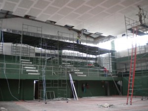 天井を設置中の体育館