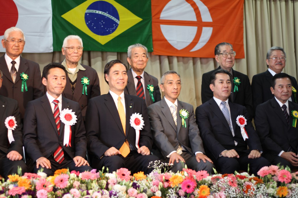 記念撮影する（前列左から）風間議長、阿部知事、高田会長ら