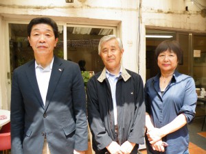 左から藤﨑さん、須郷会長、須郷昭代総務部長