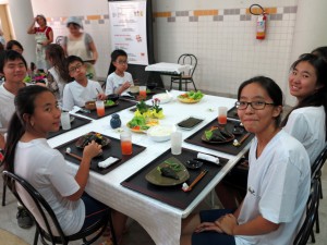 陶芸家の本間秀子さんが寄付した立派な陶器で食べる生徒たち