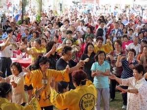 節目を祝って熱狂的にカチャーシーを踊る様子