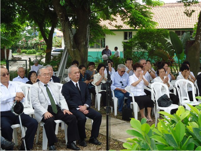 慰霊碑前で先亡者に祈りを捧げる参列者の皆さん