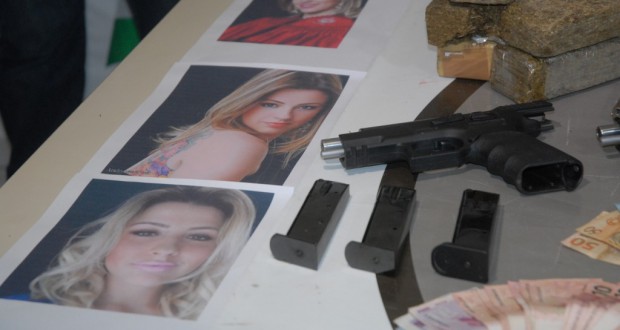 パラナ州市警が押収した武器、麻薬とオリベイラ容疑者の写真（Policia civil do Parana）