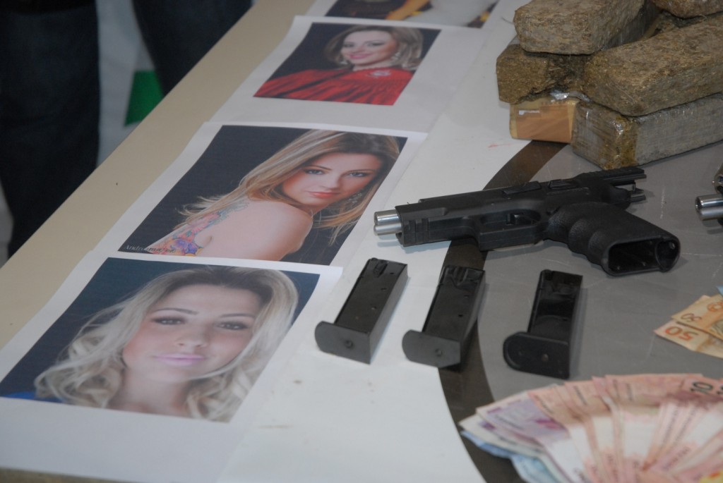 パラナ州市警が押収した武器、麻薬とオリベイラ容疑者の写真（Policia civil do Parana）