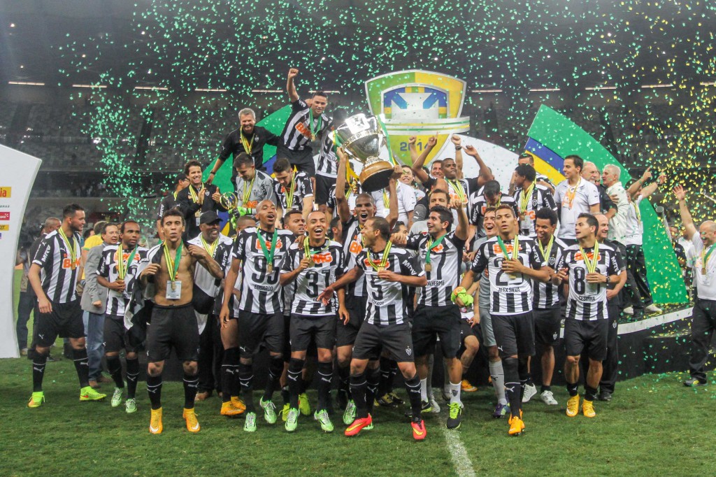 トロフィーを掲げて喜ぶアトレチコ・ミネイロの選手達（Bruno Cantini/Clube Atlético Mineiro）