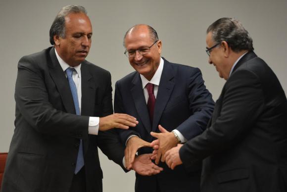 合意成立を喜ぶリオ州・聖州・ミナス州の知事（左から、José Cruz/Agência Brasil）