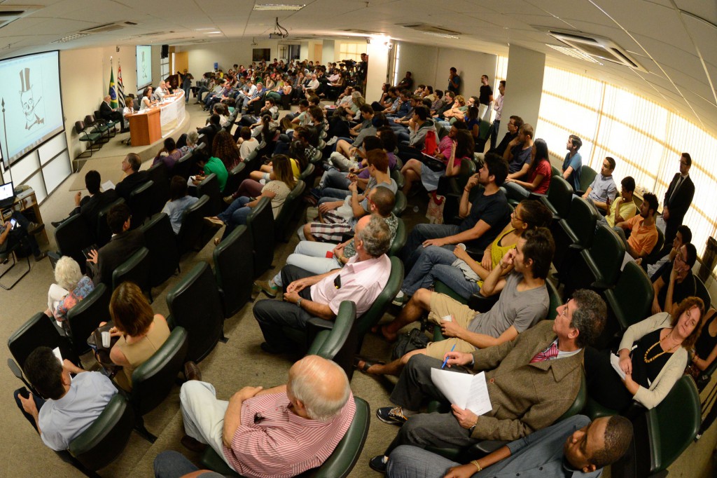 11日の聖州議会人権委員会での公聴会（Roberto Navarro/ALESP)