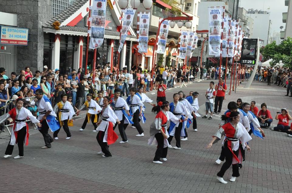 メインステージ前で披露されたヨサコイソーラン