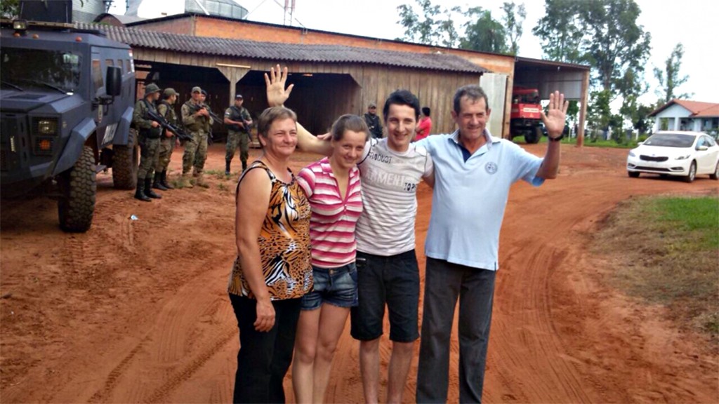 解放されたアルランさん（右から2人目）とその家族（Agencia de Información Paraguaya