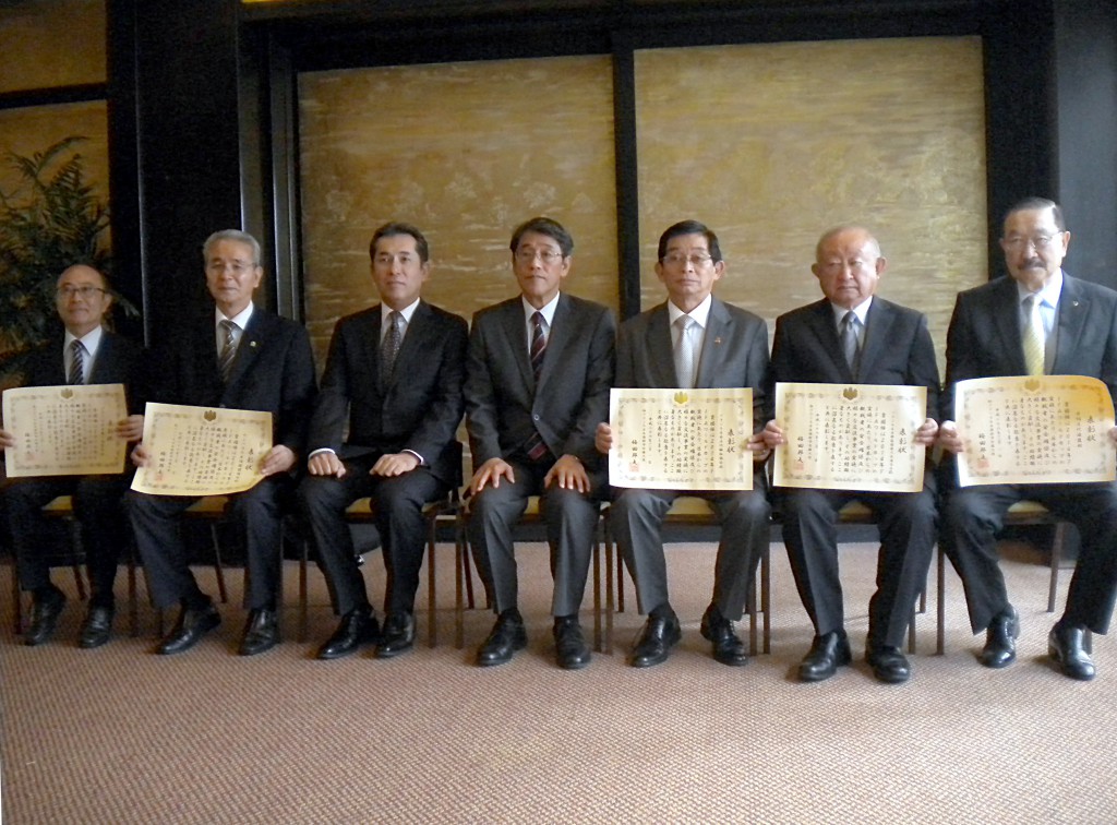 各日系団体と梅田大使（左から４人目）ら
