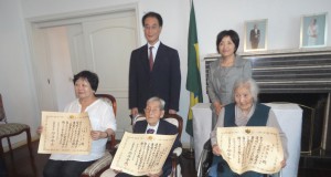 （前列左から）代理の小林眞佐美さん、久保田さん、前田さんと総領事夫妻