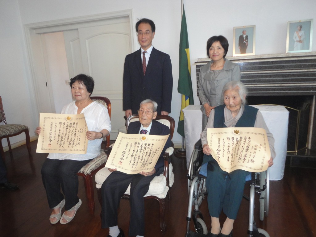 （前列左から）代理の小林眞佐美さん、久保田さん、前田さんと総領事夫妻