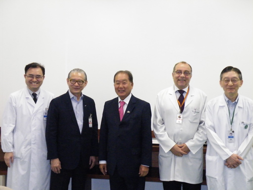 左から北原医長、太田マーケティング部長、石川理事長、レオネル・フェルナンデス病院長、ジュリオ・ヤマノ技術部長