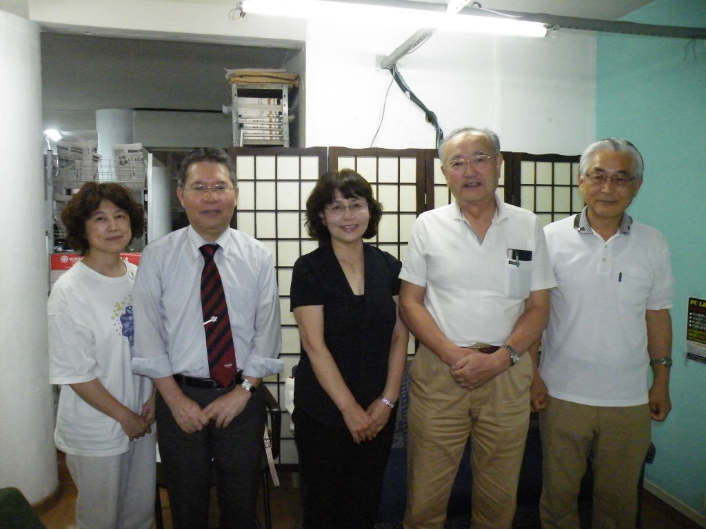 左から小寺さん、島根県人会の足立操会長、玉串、有馬、秦さん