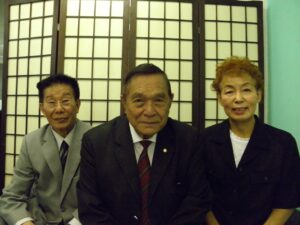 来社した山尾、池崎、市田さん（左から）